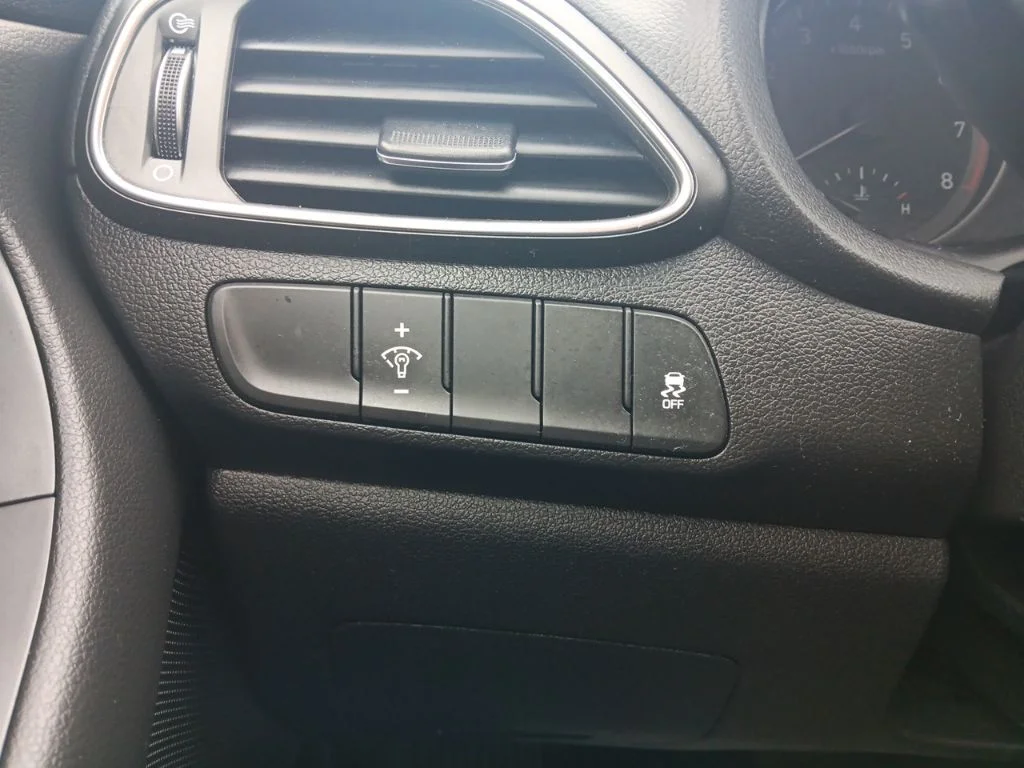 Used 2018 Electric Blue Metallic Hyundai Base image 14