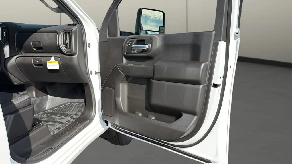 New 2026 Summit White Chevrolet WT image 17