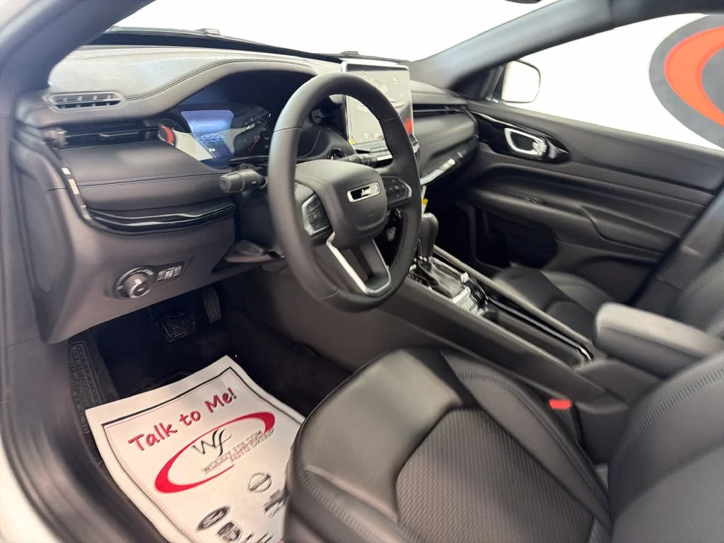 New 2027 White Jeep Latitude image 11