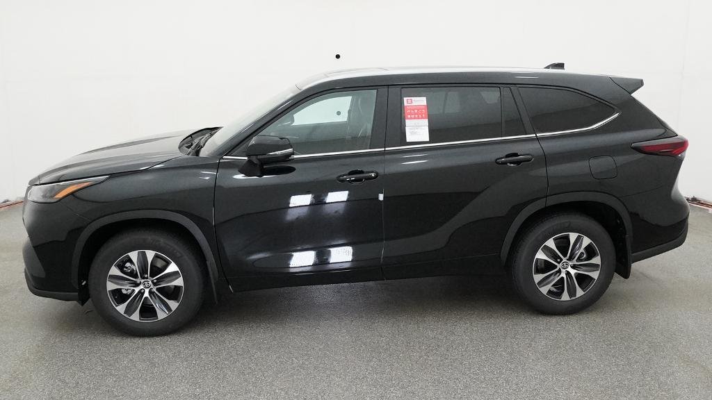 New 2026 Midnight Black Metallic Toyota XLE image 3