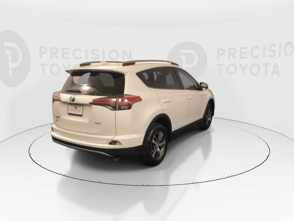 Used 2018 Super White Toyota XLE image 18
