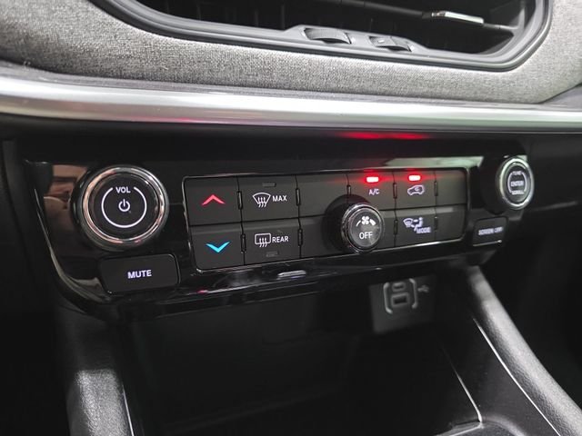 Used 2022 Silver Jeep Latitude Lux image 22