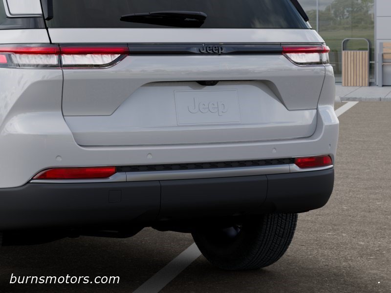 New 2026 Bright White Clear-Coat Exterior Paint Jeep Laredo Altitude image 13