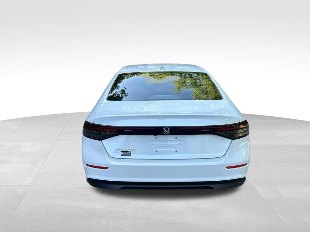 Used 2023 White Honda EX image 4