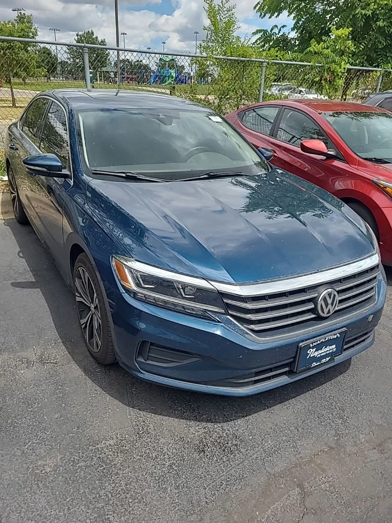 Used 2021  Volkswagen 2.0T SE image 2