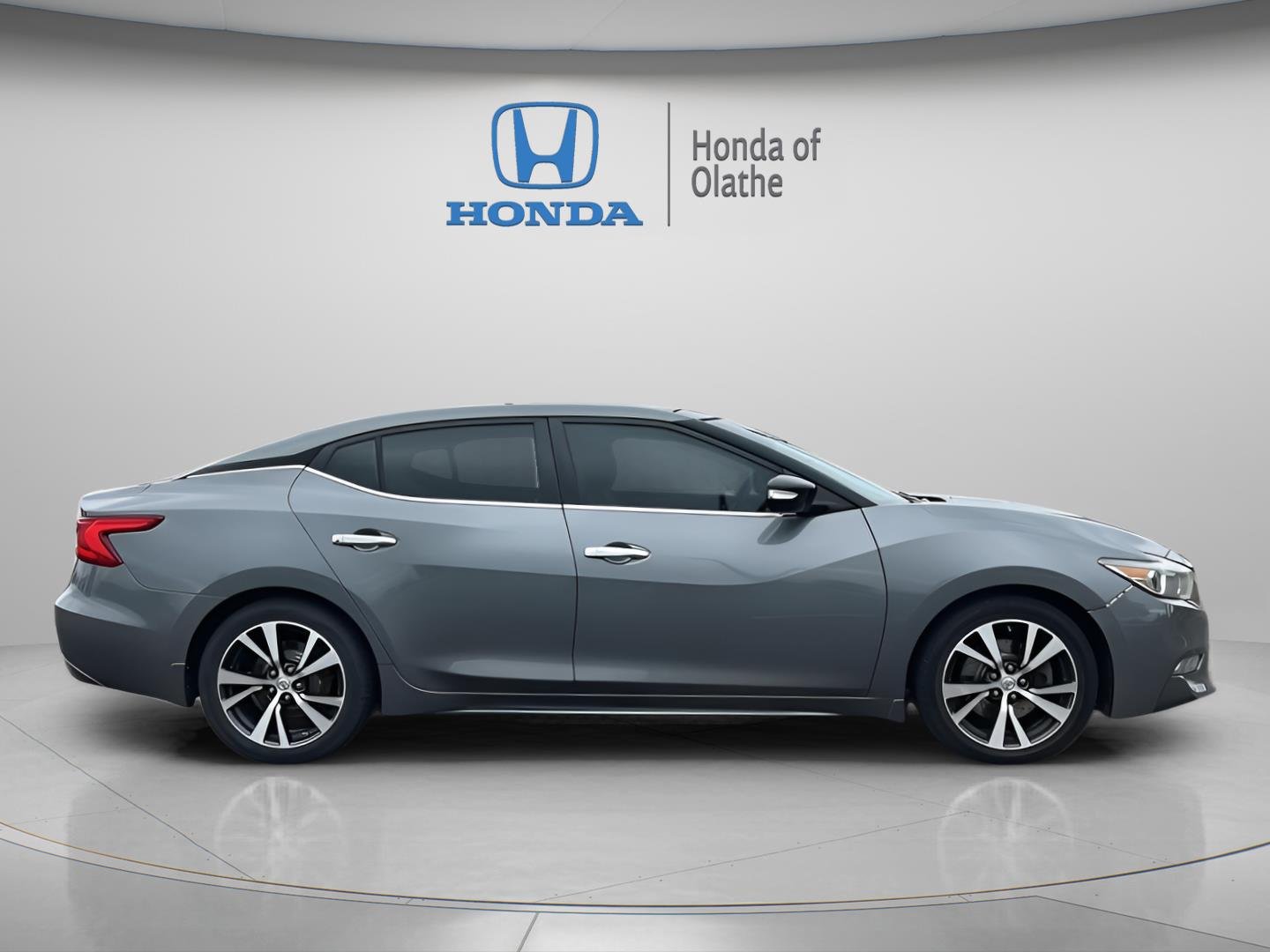 Used 2017 Nissan Maxima SL with VIN 1N4AA6AP5HC370490 for sale in Kansas City