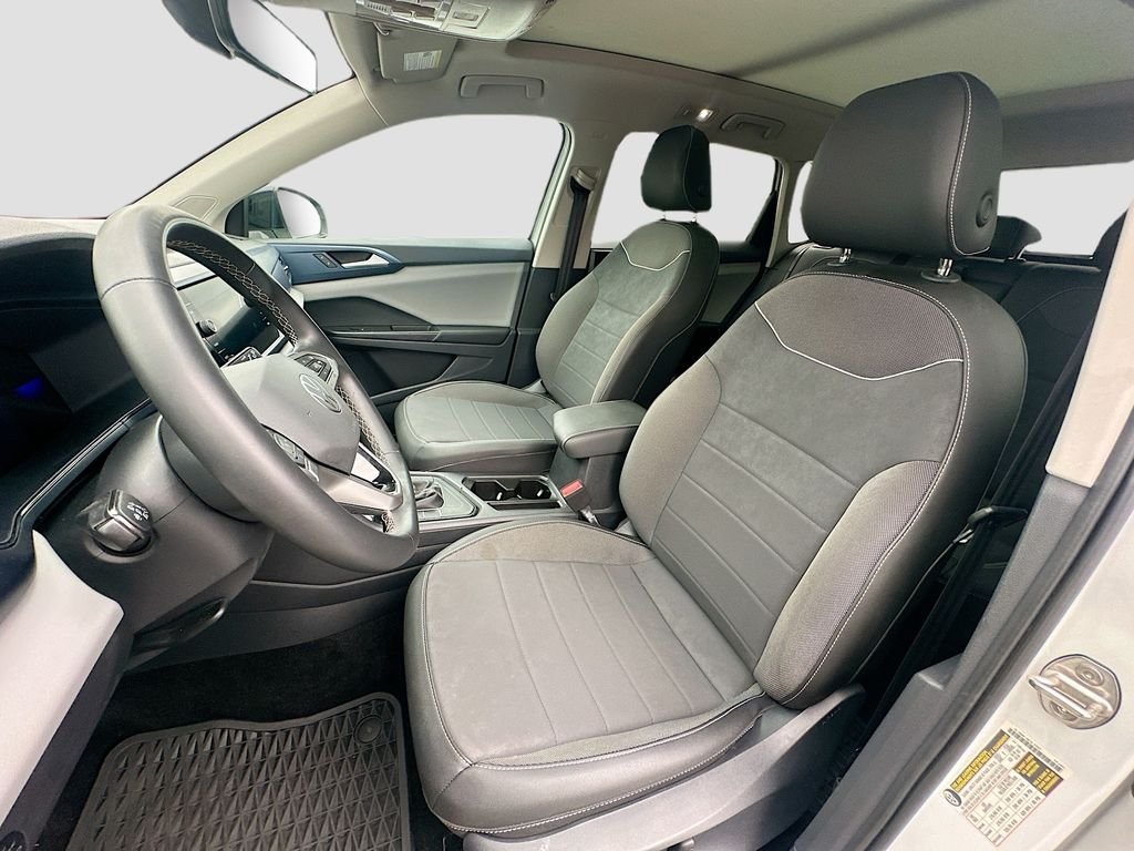 Used 2023 Pure White Volkswagen SE image 22