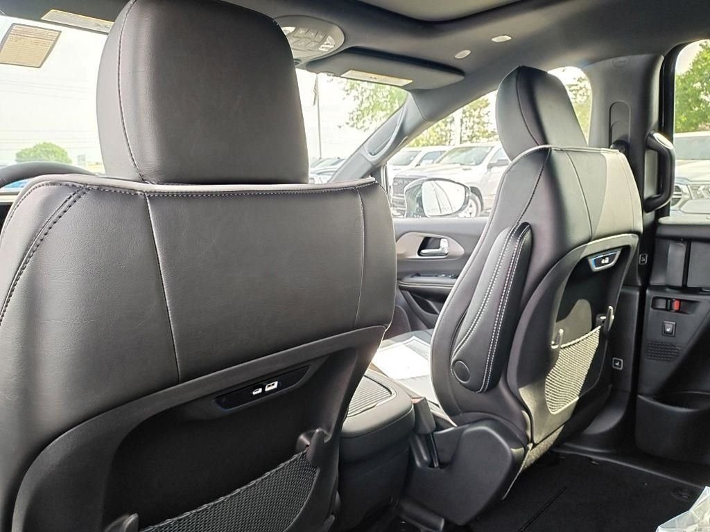 New 2027 Diamond Black Crystal Pearl-Coat Exterior Paint Chrysler Limited image 28