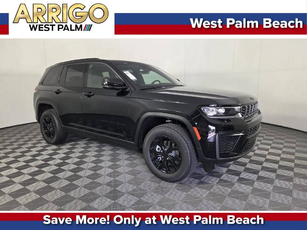 New 2026 Diamond Black Crystal Pearl-Coat Exterior Paint Jeep Laredo Altitude image 1