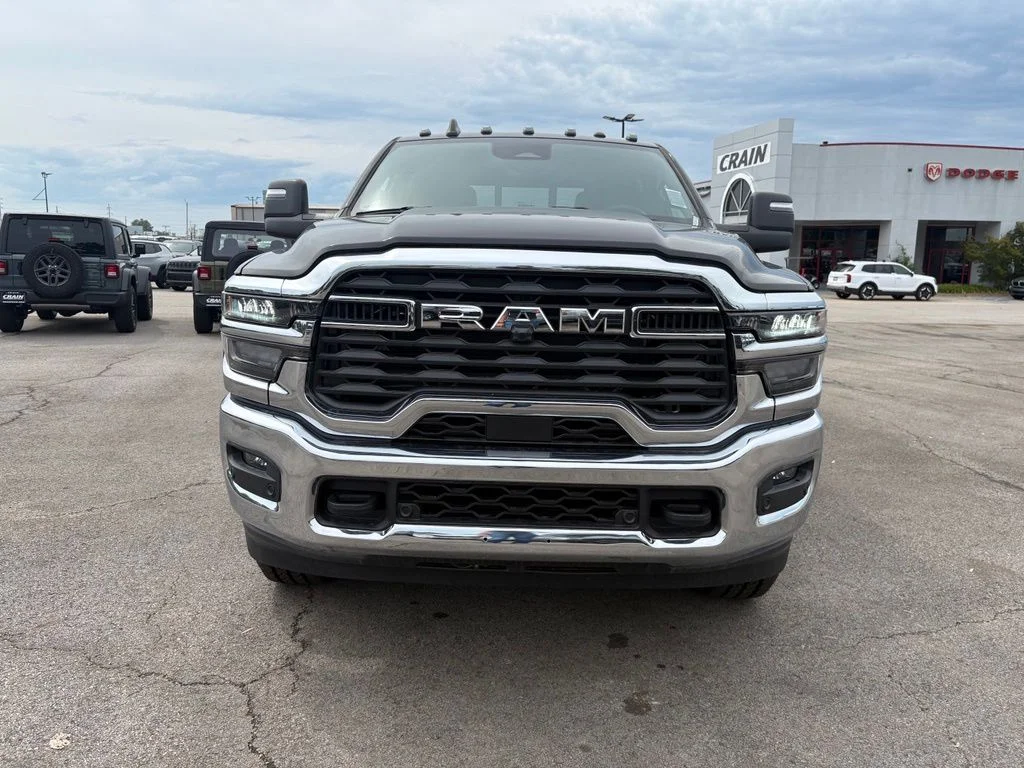 New 2025 Diamond Black Crystal Pearl-Coat Exterior Paint RAM Tradesman image 2