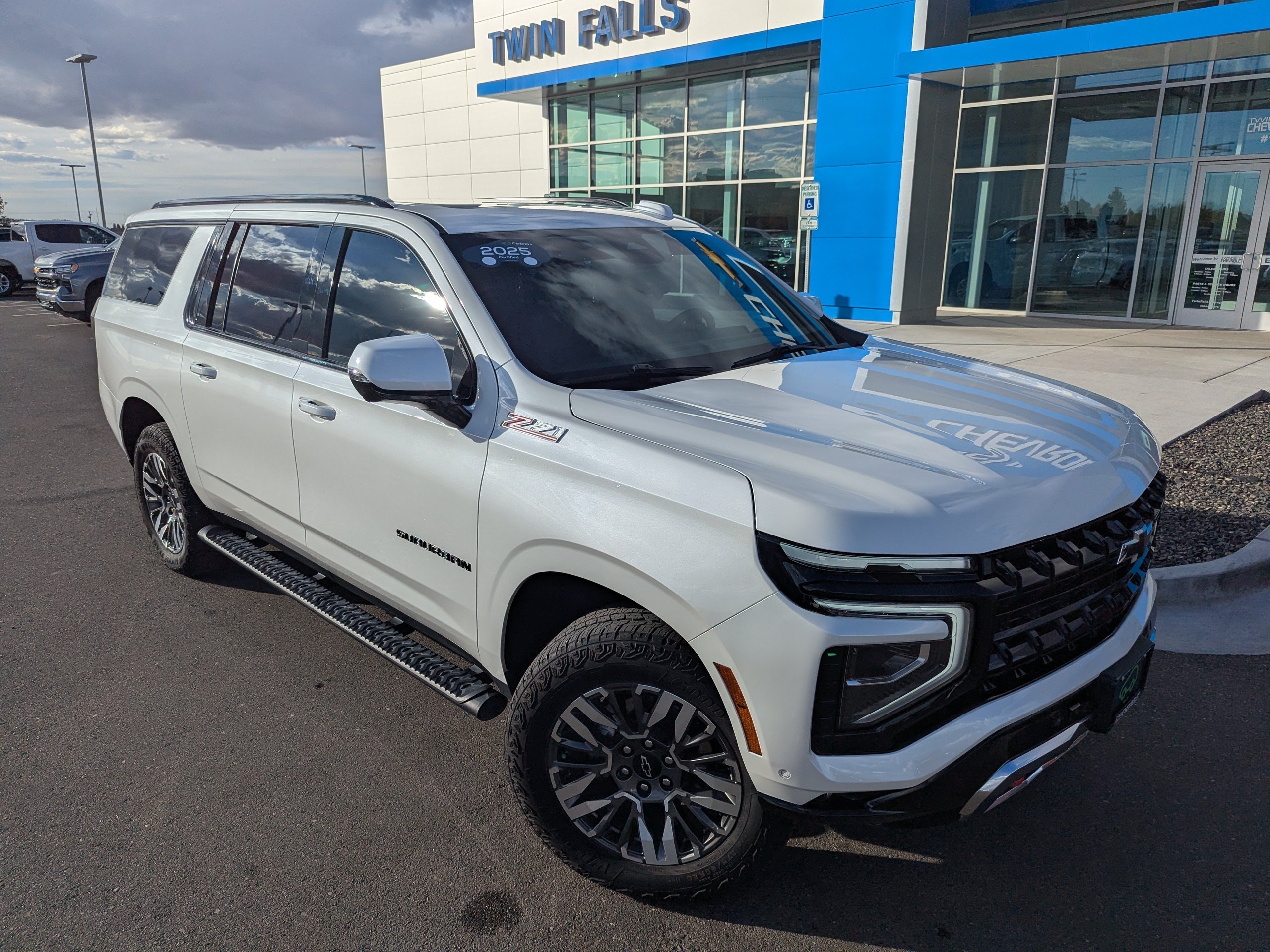 2025 Chevrolet Suburban Z71 - Photo 3