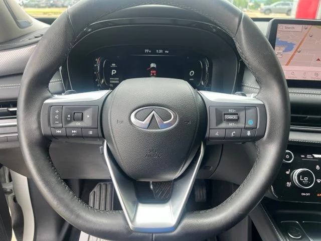 Used 2023 White INFINITI LUXE image 13