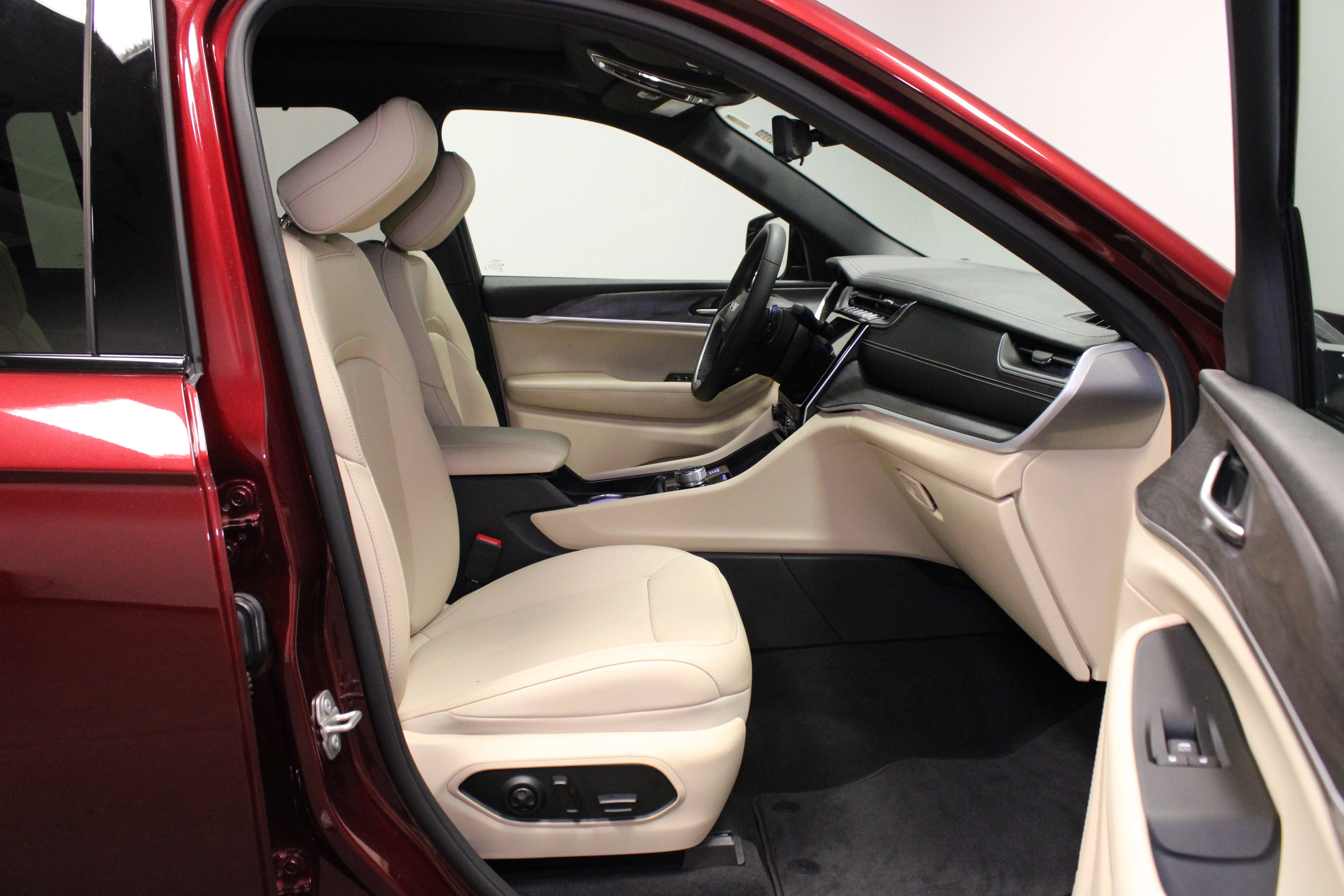 Used 2024 Velvet Red Pearlcoat Jeep Limited image 15