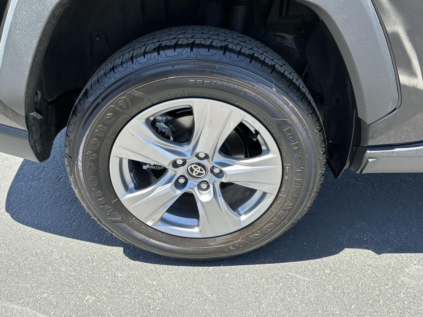 2025 Toyota RAV4 XLE - Photo 17