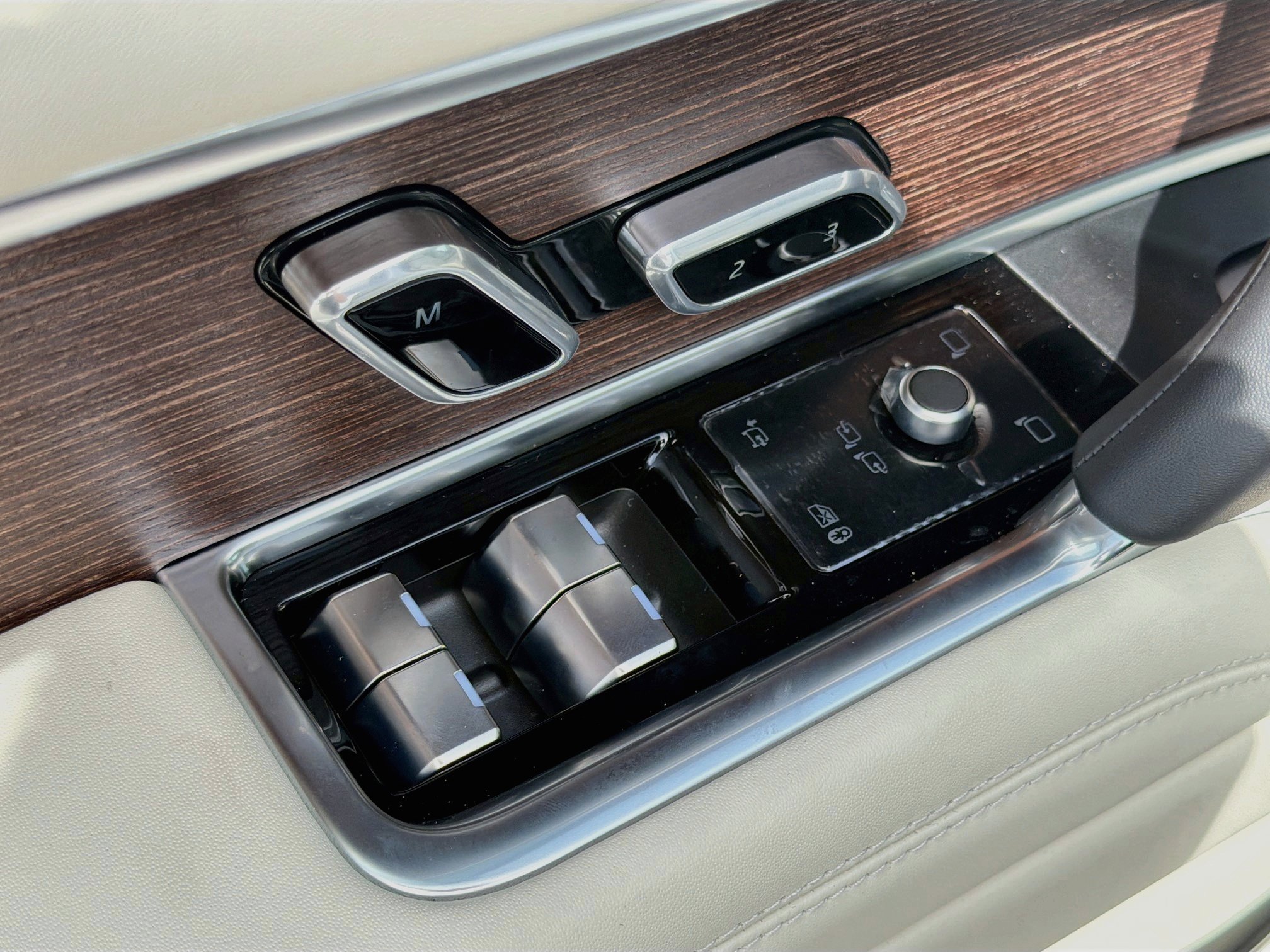 New 2026 Fuji White LAND ROVER SE 7 Seats image 24