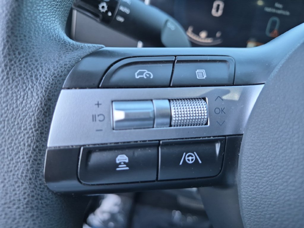 Used 2025 Silver Hyundai SEL image 18