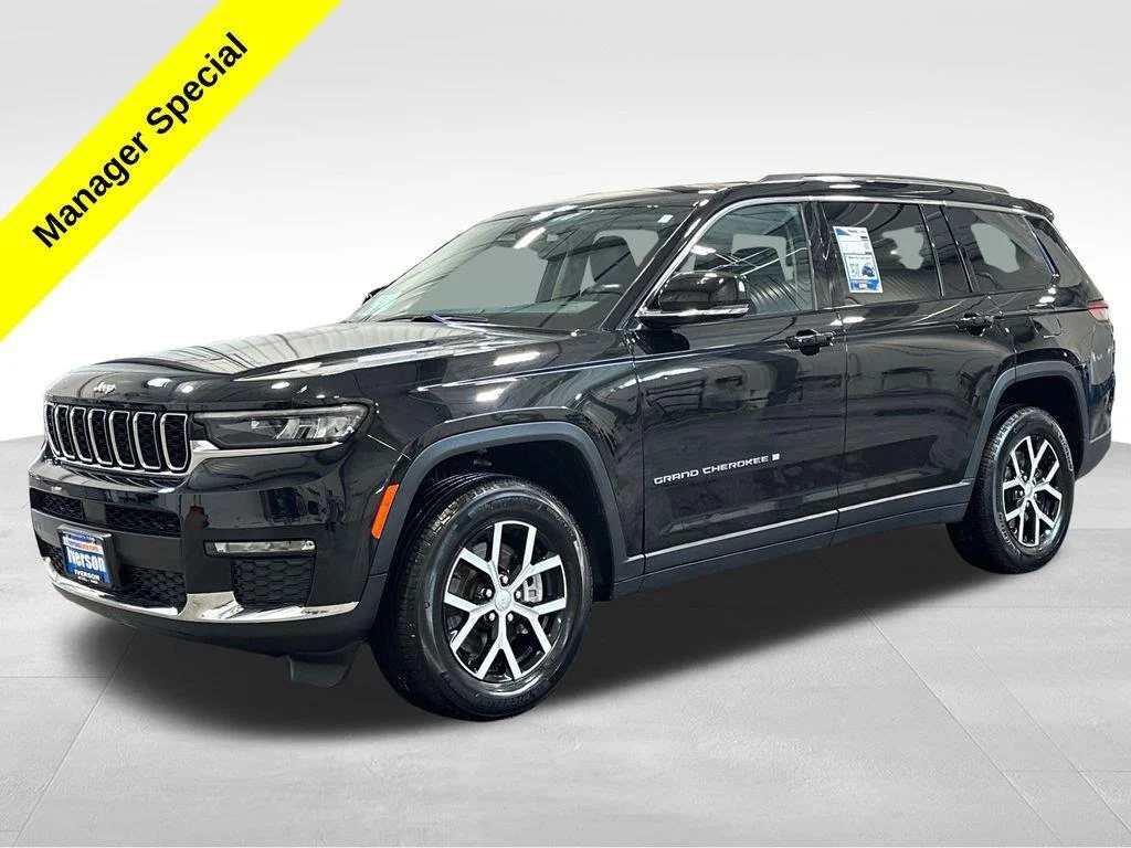 Used 2023 Diamond Black Crystal Pearlcoat Jeep Limited image 3