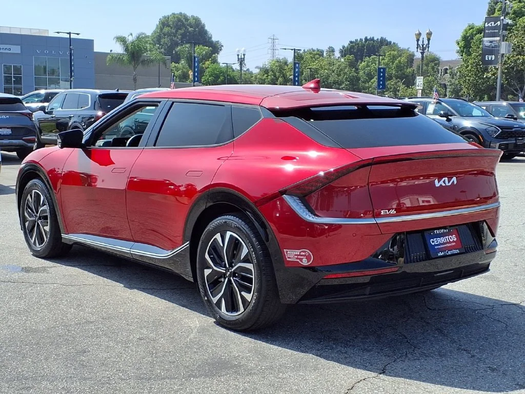 Certified Used 2023 Red Kia Wind image 4