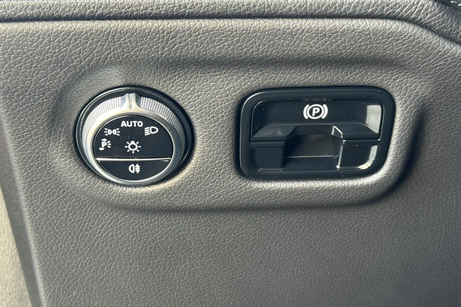 Certified Used 2025 Gray Mercedes-Benz 350 SUV image 33
