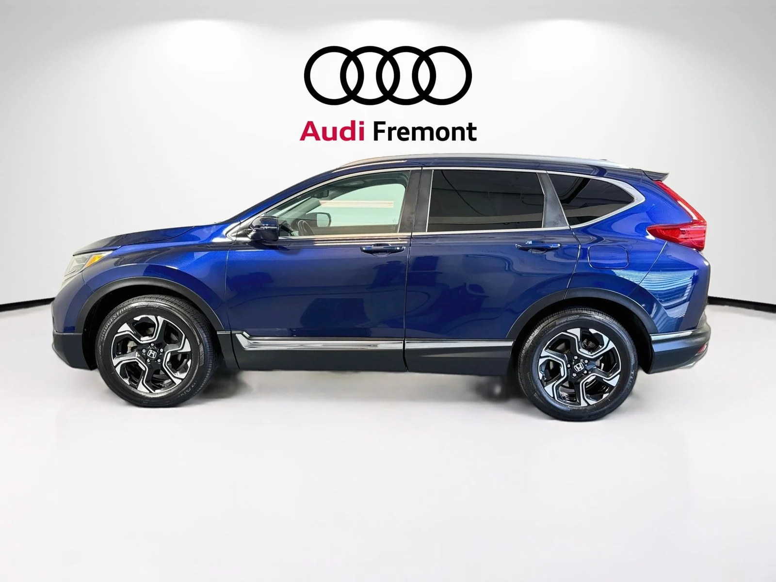 Used 2018 Obsidian Blue Pearl Honda Touring image 8
