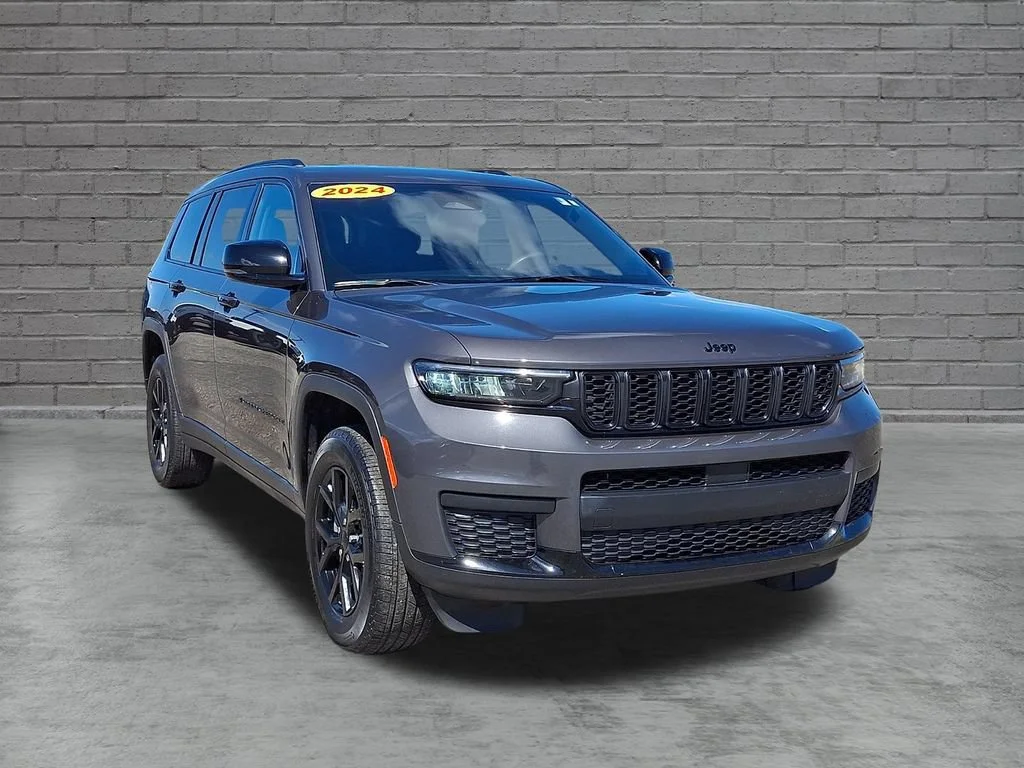 Used 2024 Baltic Gray Metallic Clearcoat Jeep Altitude image 2