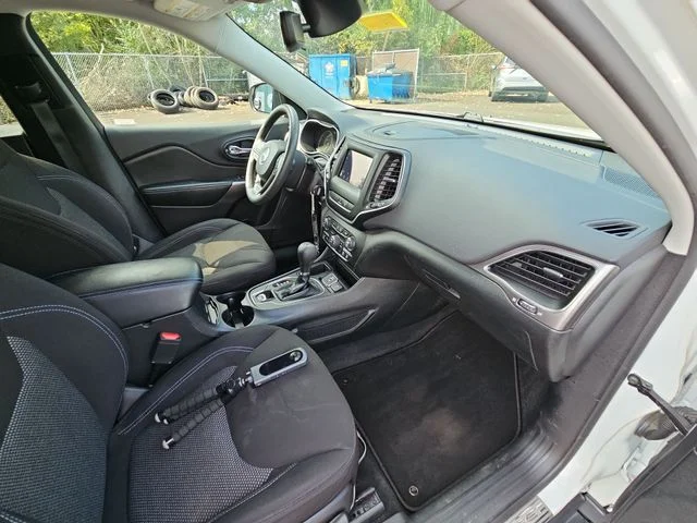 Used 2021 White Jeep Latitude image 31