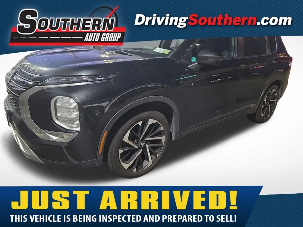 Used 2022 Black Mitsubishi SE image 1