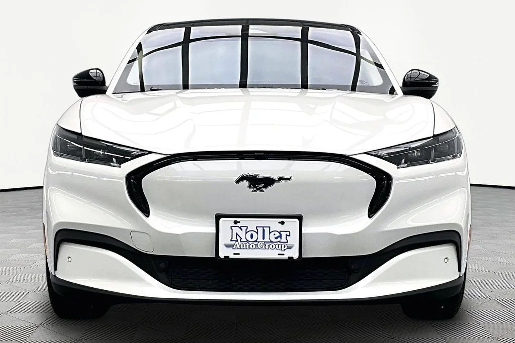 Used 2025 White Metallic Ford Premium image 3