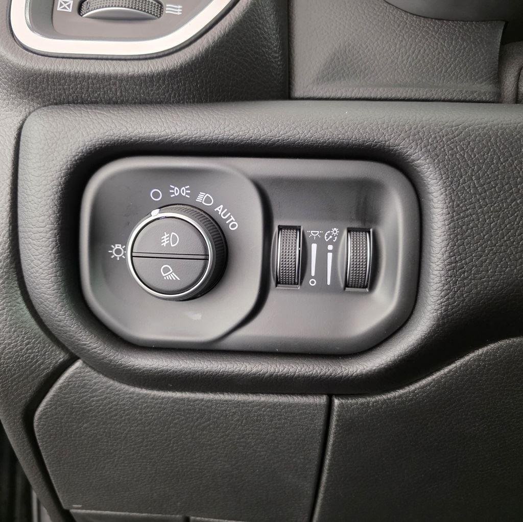 New 2025 Diamond Black Crystal Pearlcoat Ram Laramie image 33