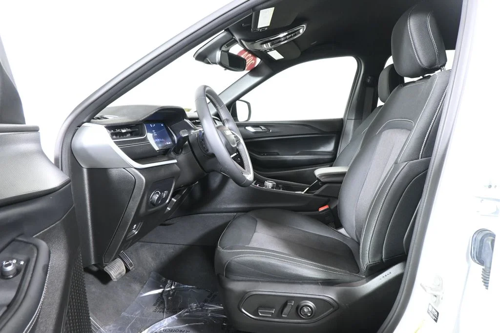 Used 2024 White Jeep Laredo image 3