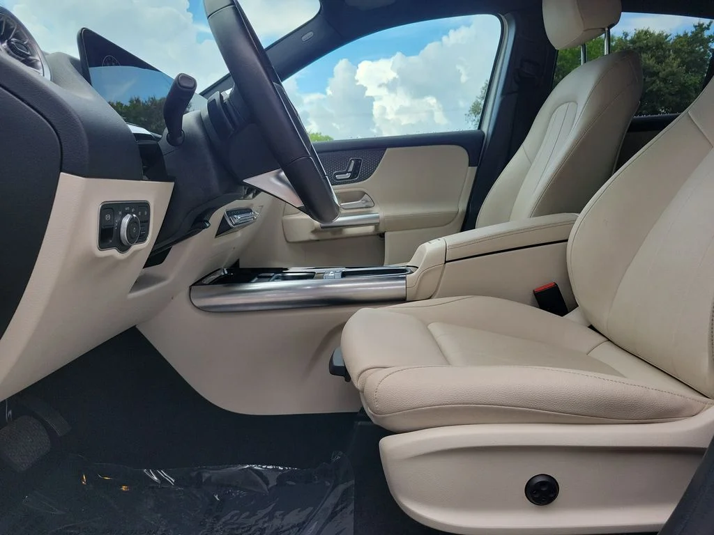 Used 2025 White Mercedes-Benz GLA 250 image 22