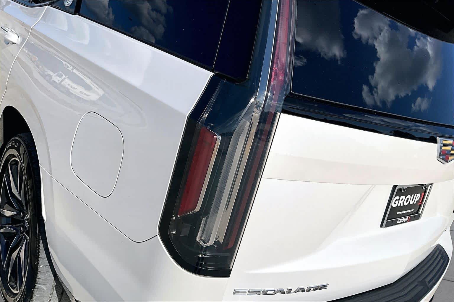 Used 2021 Crystal White Tricoat Cadillac Sport image 27