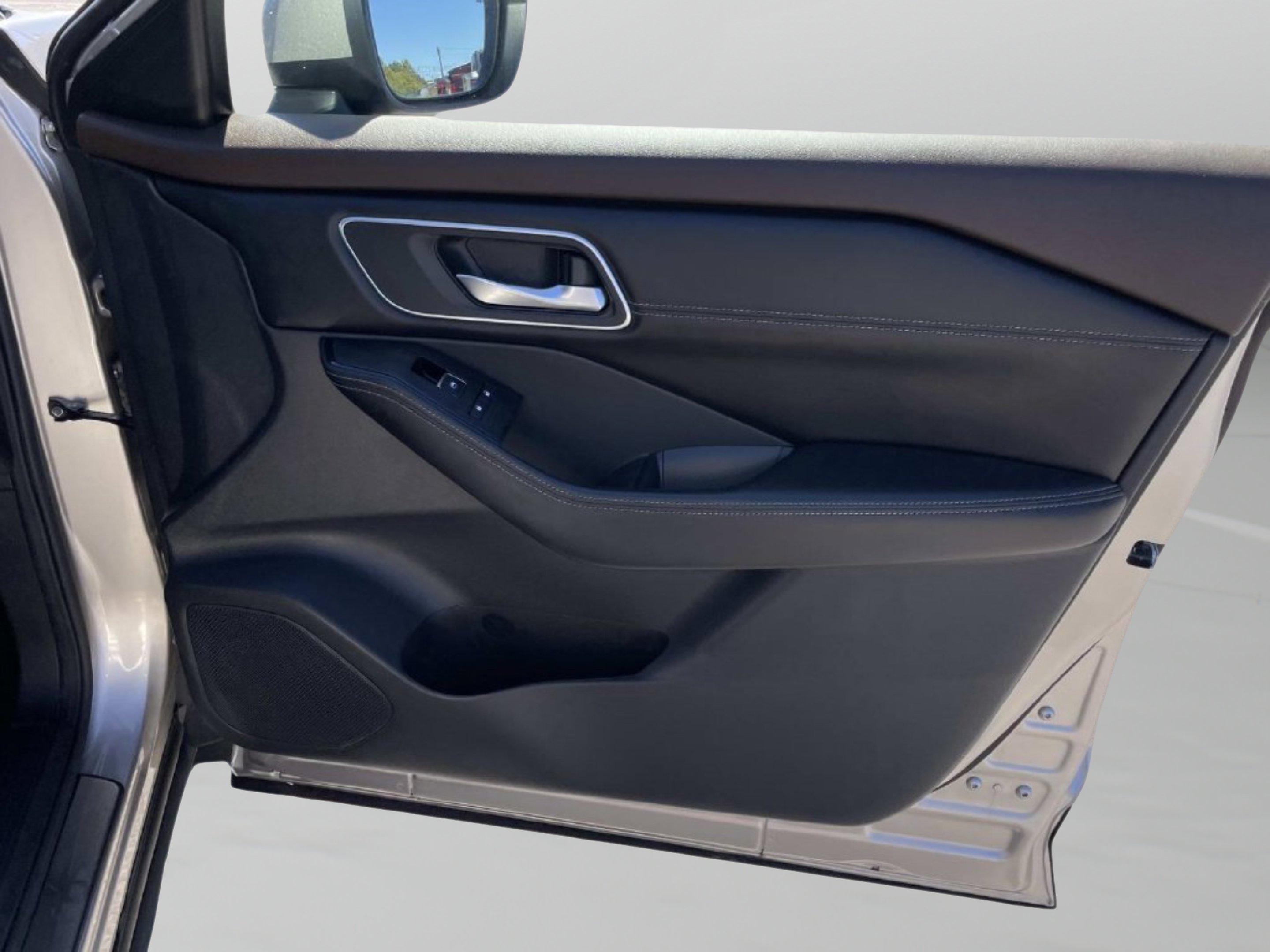 Used 2022 Gold Nissan Platinum image 17