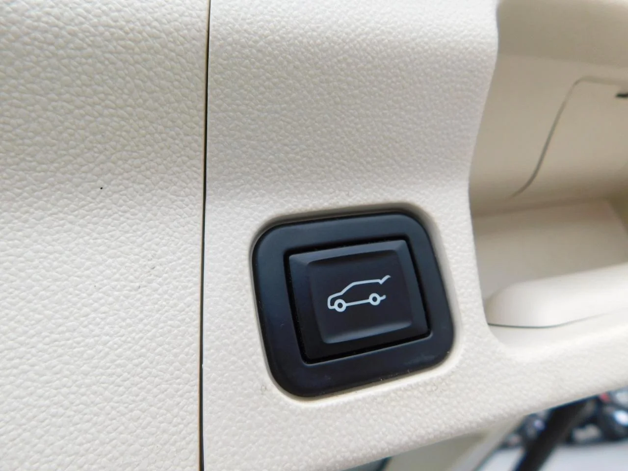 Used 2022 White GMC FWD 4DR DENALI image 27