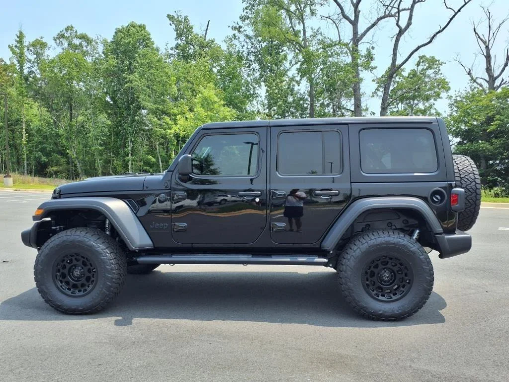 Used 2025 Black Clearcoat Jeep Sport S image 16