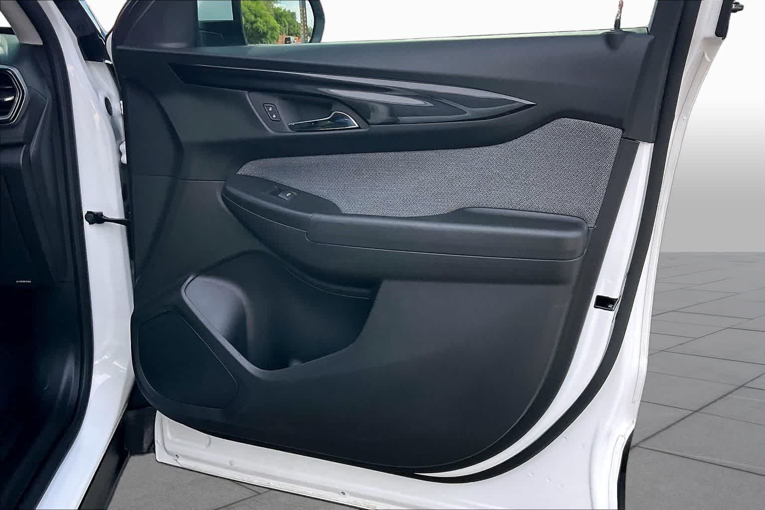 Used 2025 Summit White Chevrolet LT image 22