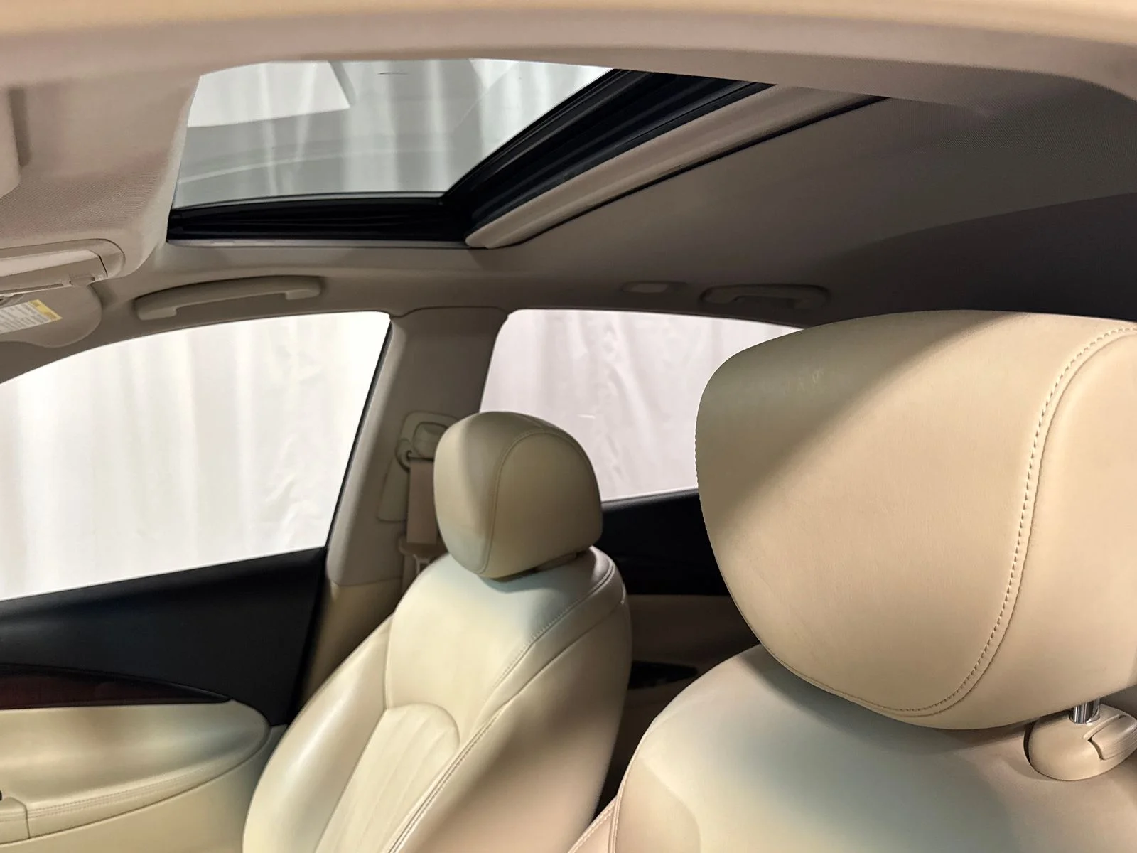 Used 2017 White INFINITI Base image 25
