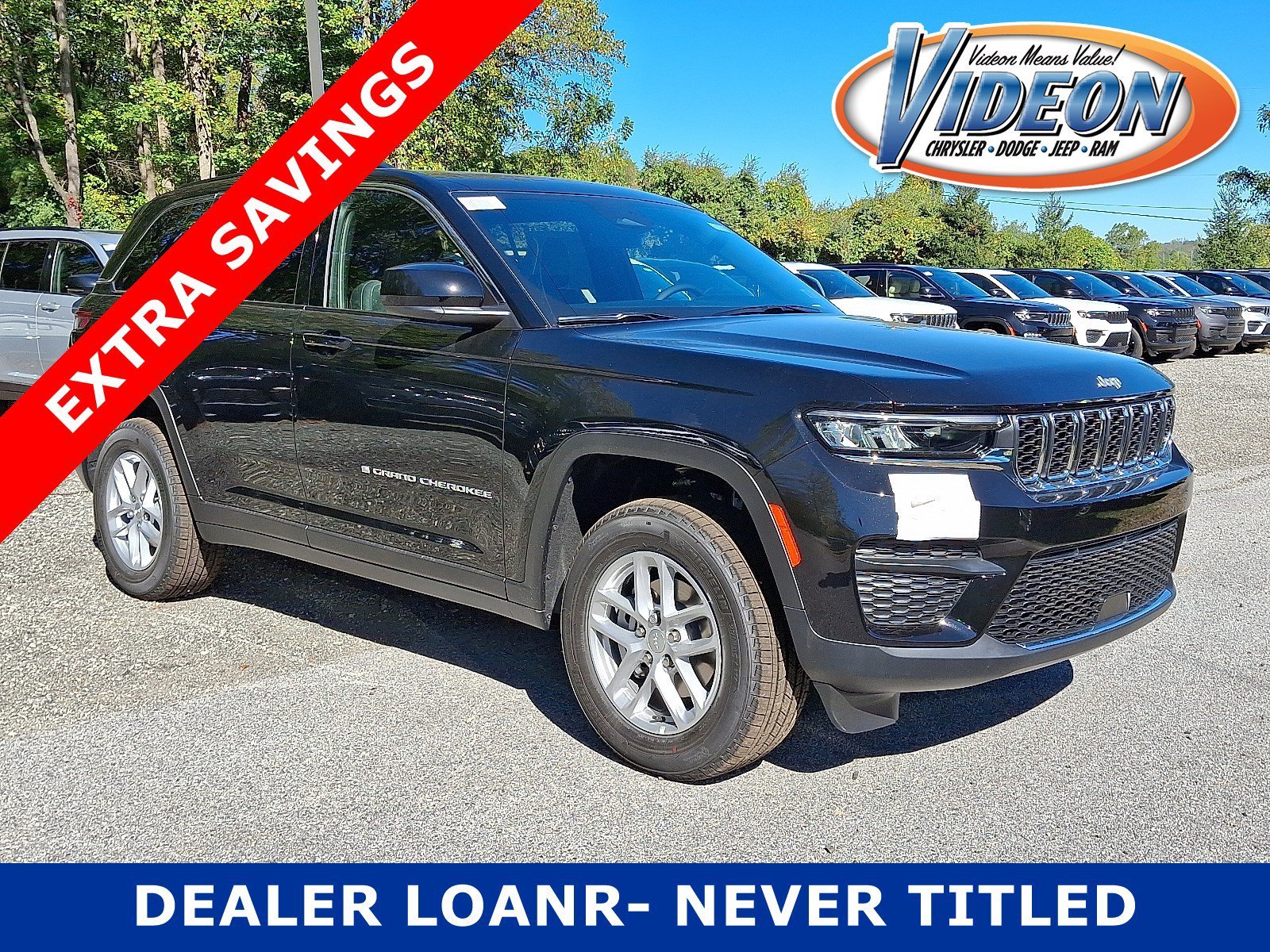 New 2025 Diamond Black Crystal Pearl-Coat Exterior Paint Jeep Laredo X image 1