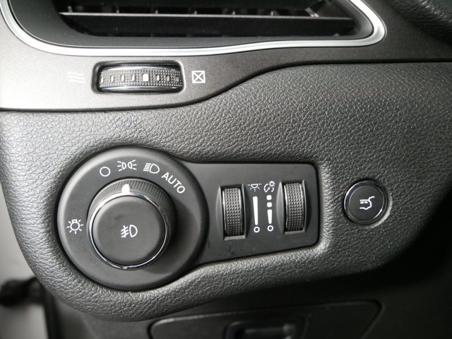 Used 2022 Bright White Clearcoat Jeep Trailhawk w/ Technology Pkg & Comfort Pkg image 26