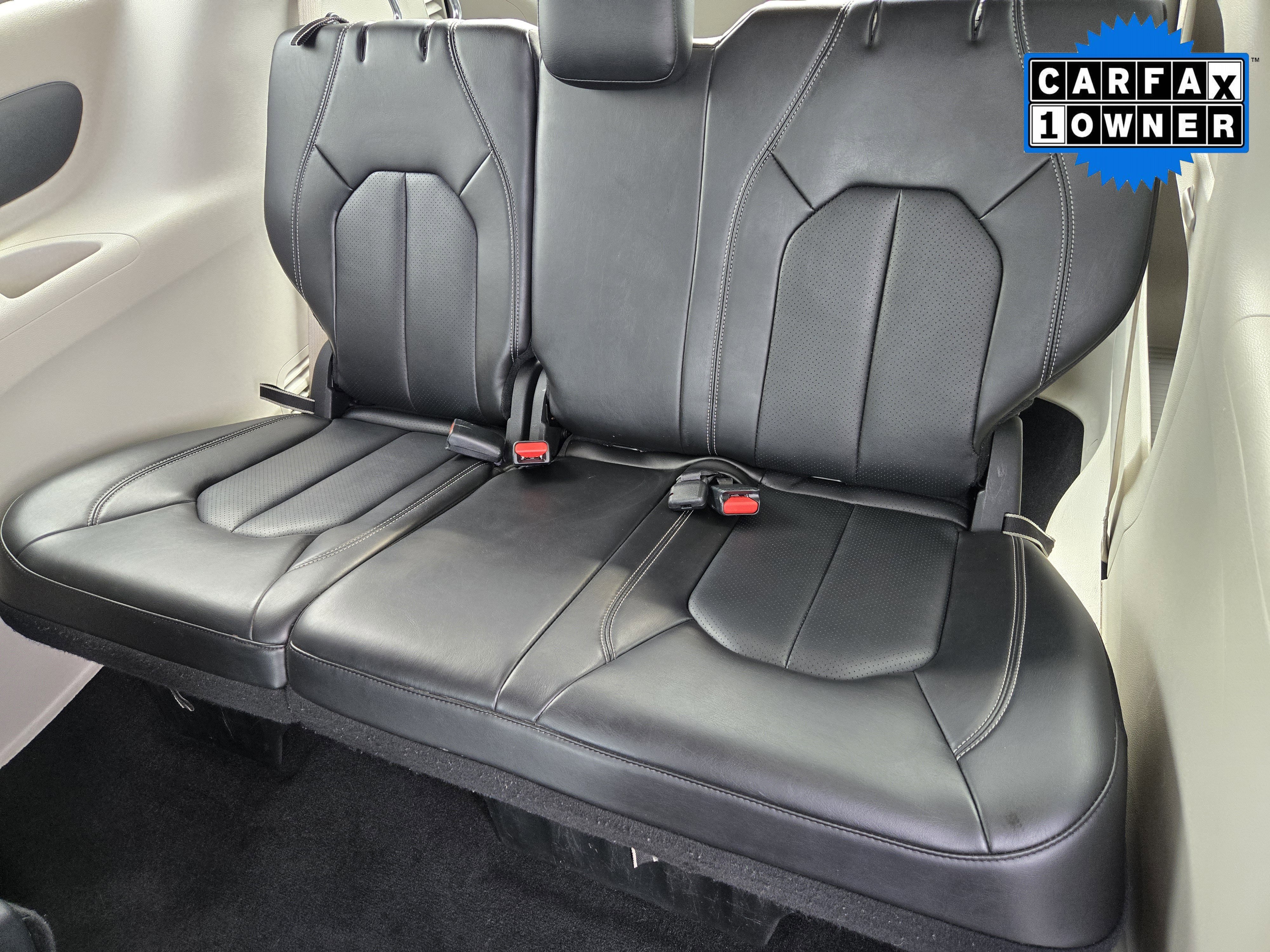 Used 2024 Diamond Black Chrysler Touring L image 29