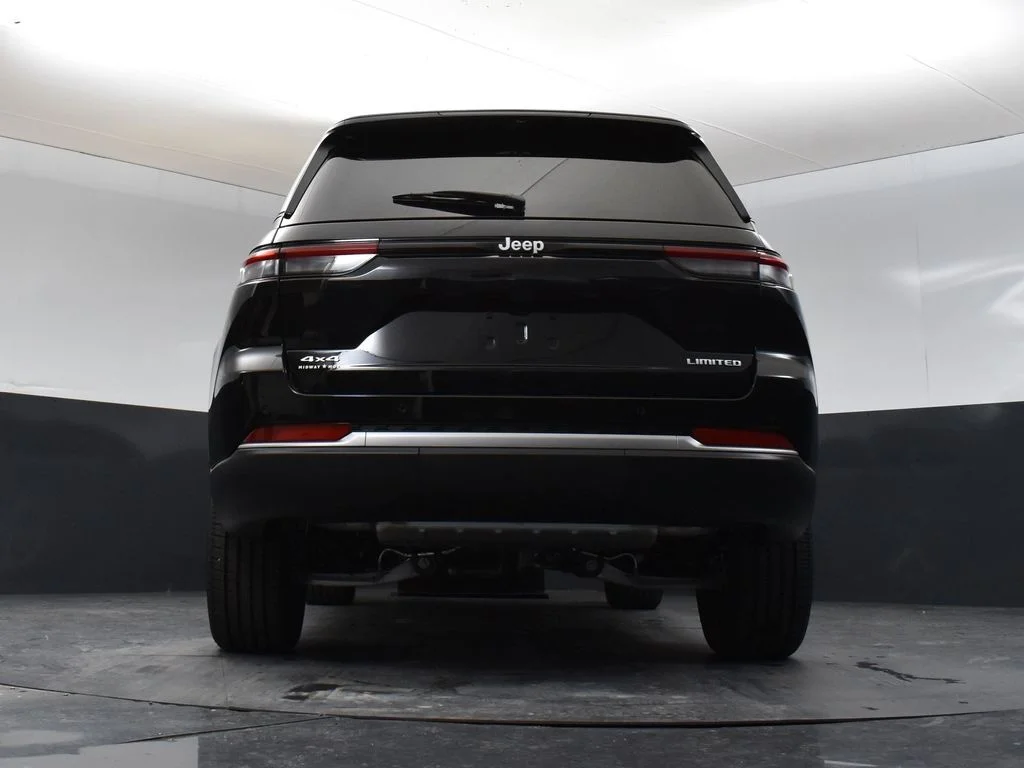 New 2026 Diamond Black Crystal Pearlcoat Jeep Limited image 30