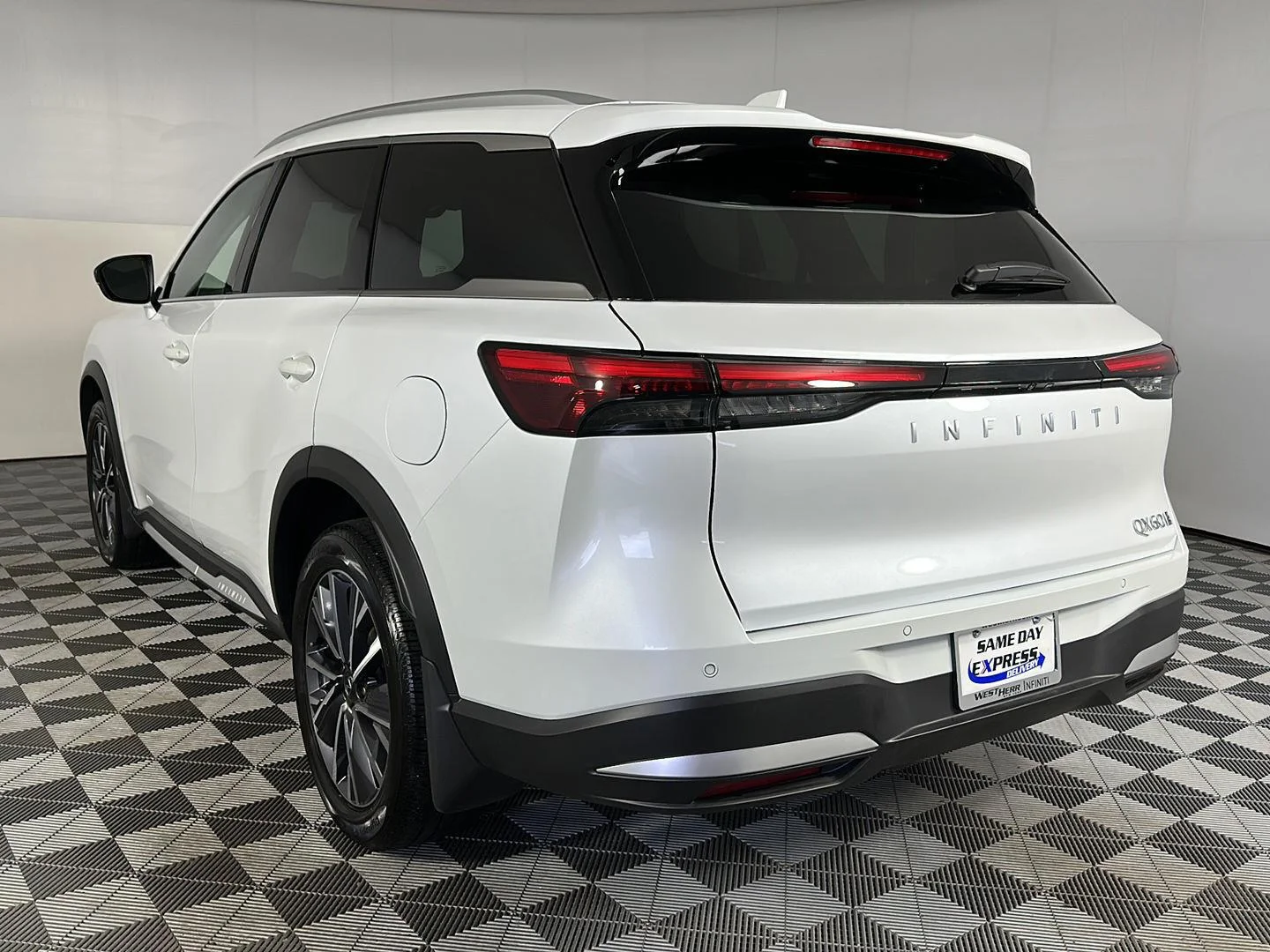 Used 2026 Radiant White INFINITI LUXE image 30