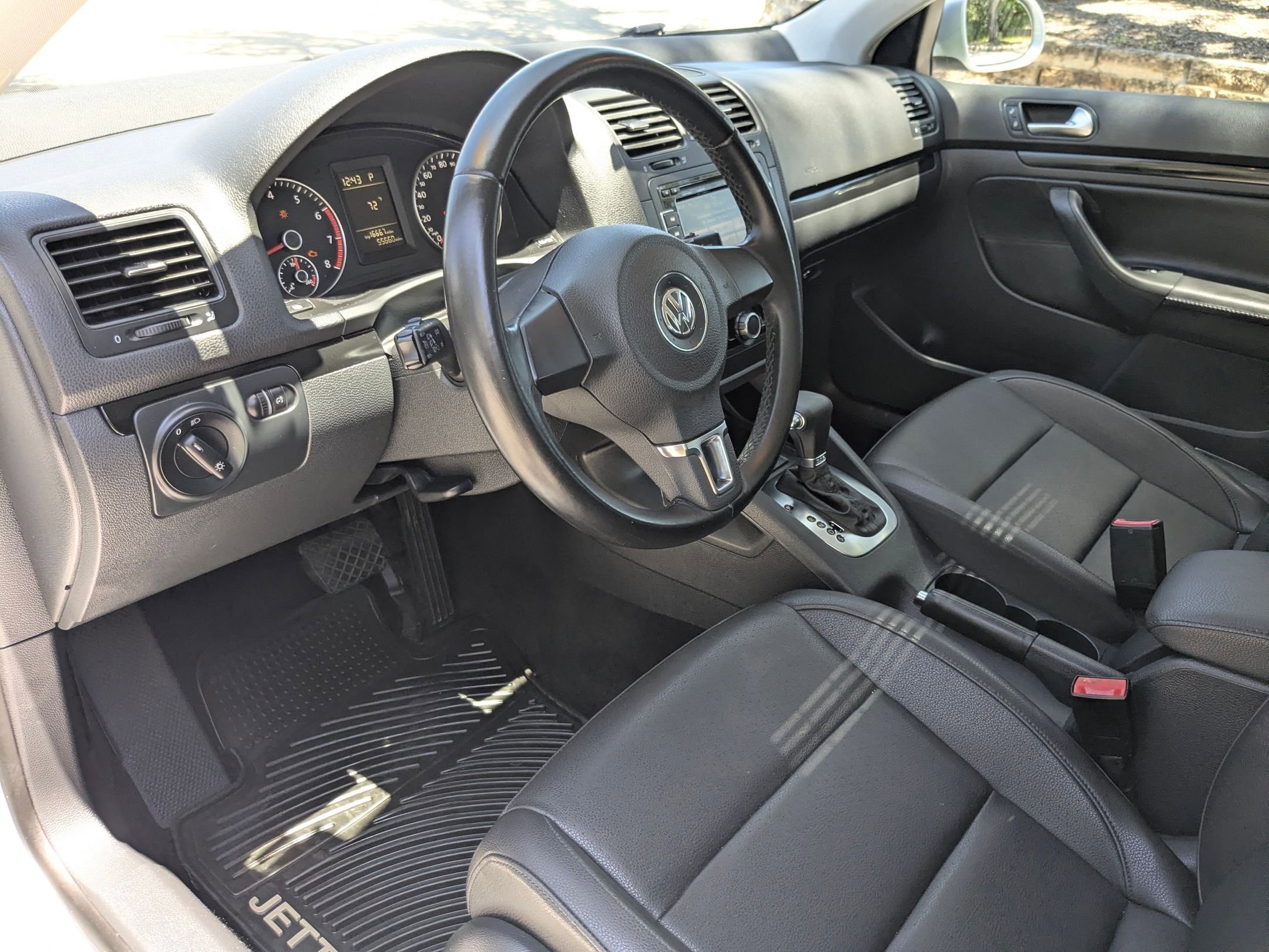 Used 2010 Silver Volkswagen Wolfsburg image 10