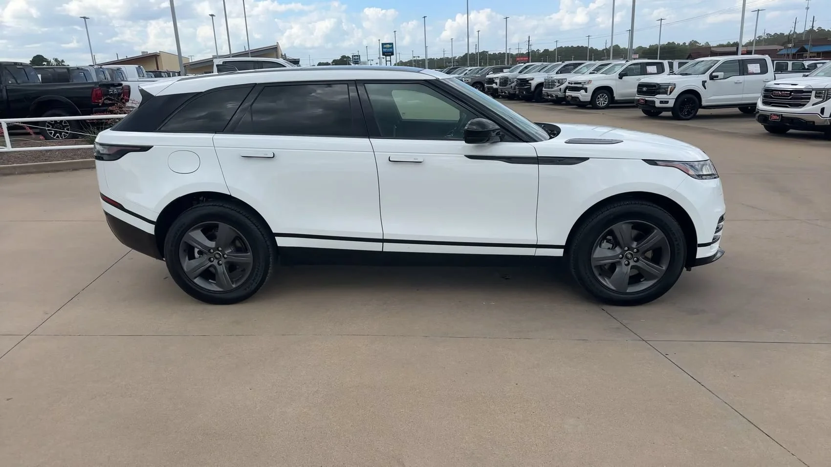 Used 2025 Silver Land Rover Dynamic SE image 2