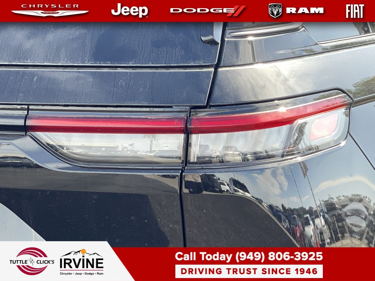 New 2026 Diamond Black Crystal Pearl-Coat Exterior Paint Jeep Laredo Altitude image 9