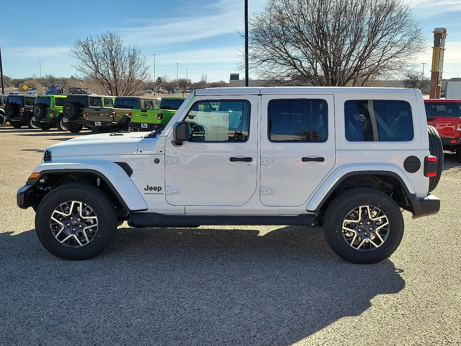 New 2026 PW7 Bright Whit Jeep 4-DOOR SAHARA image 2