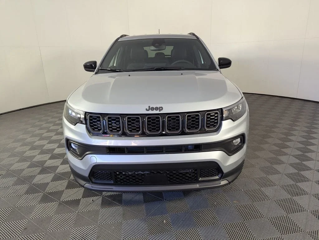 New 2026 Silver Zynith Metallic Clear-Coat Exterior Paint Jeep Latitude Altitude image 3