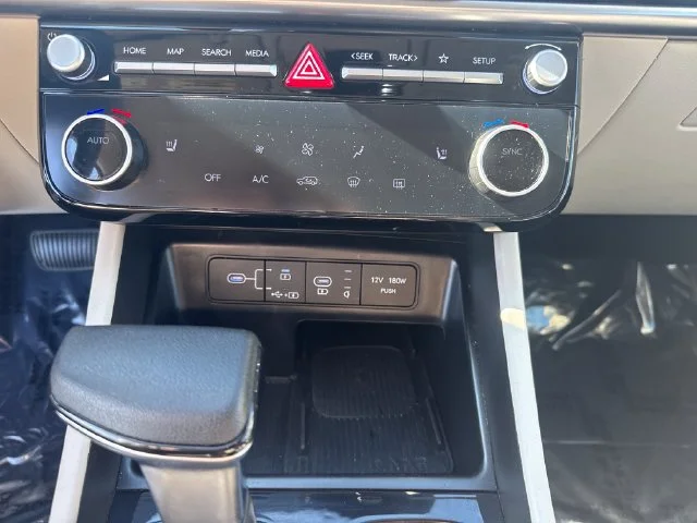 Used 2025  Hyundai SEL image 21