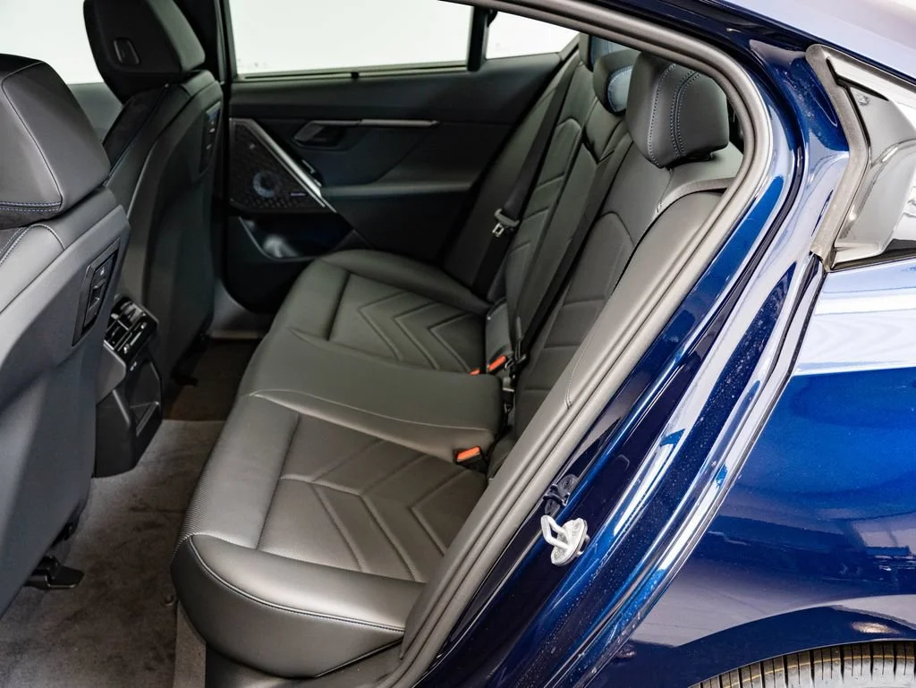 New 2027 Tanzanite Blue II Metallic BMW 550e xDrive image 40