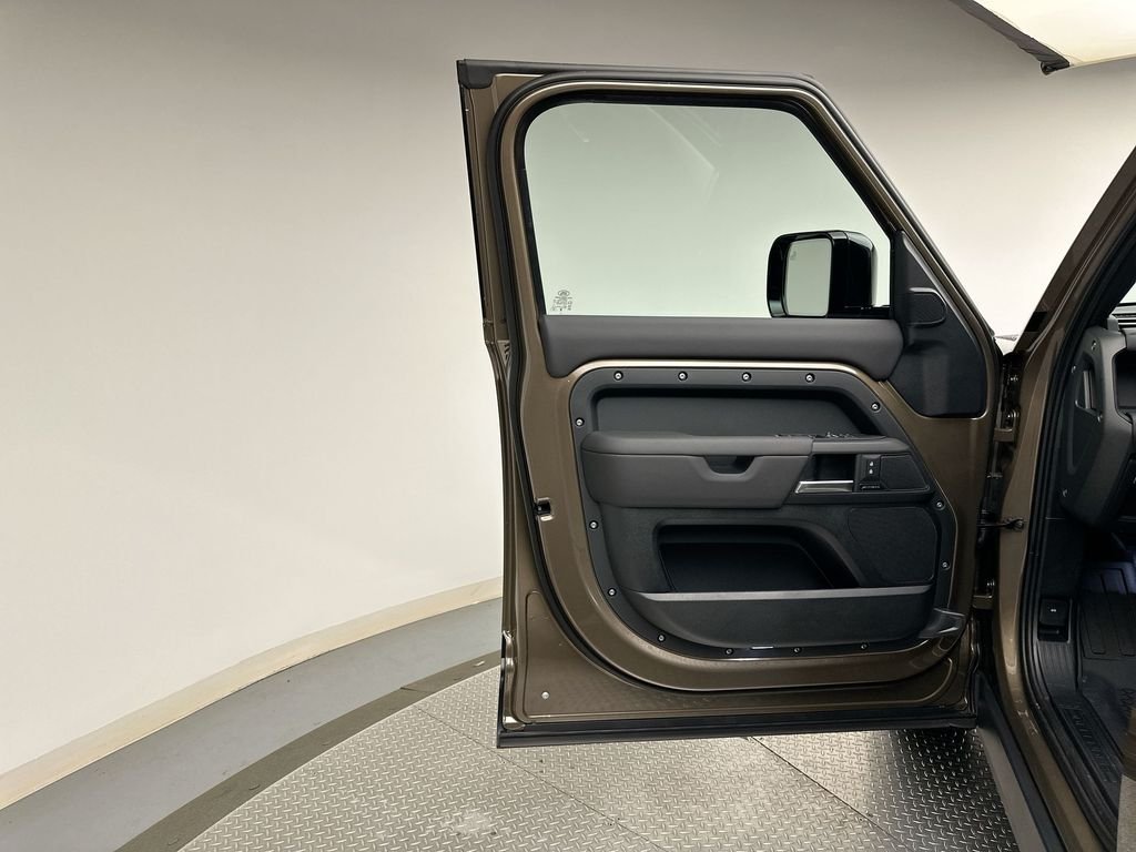 Used 2025 Gondwana Stone Metallic Land Rover S image 8